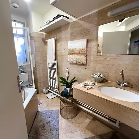 Comfortable Minutes From Paris Apartment Clichy
